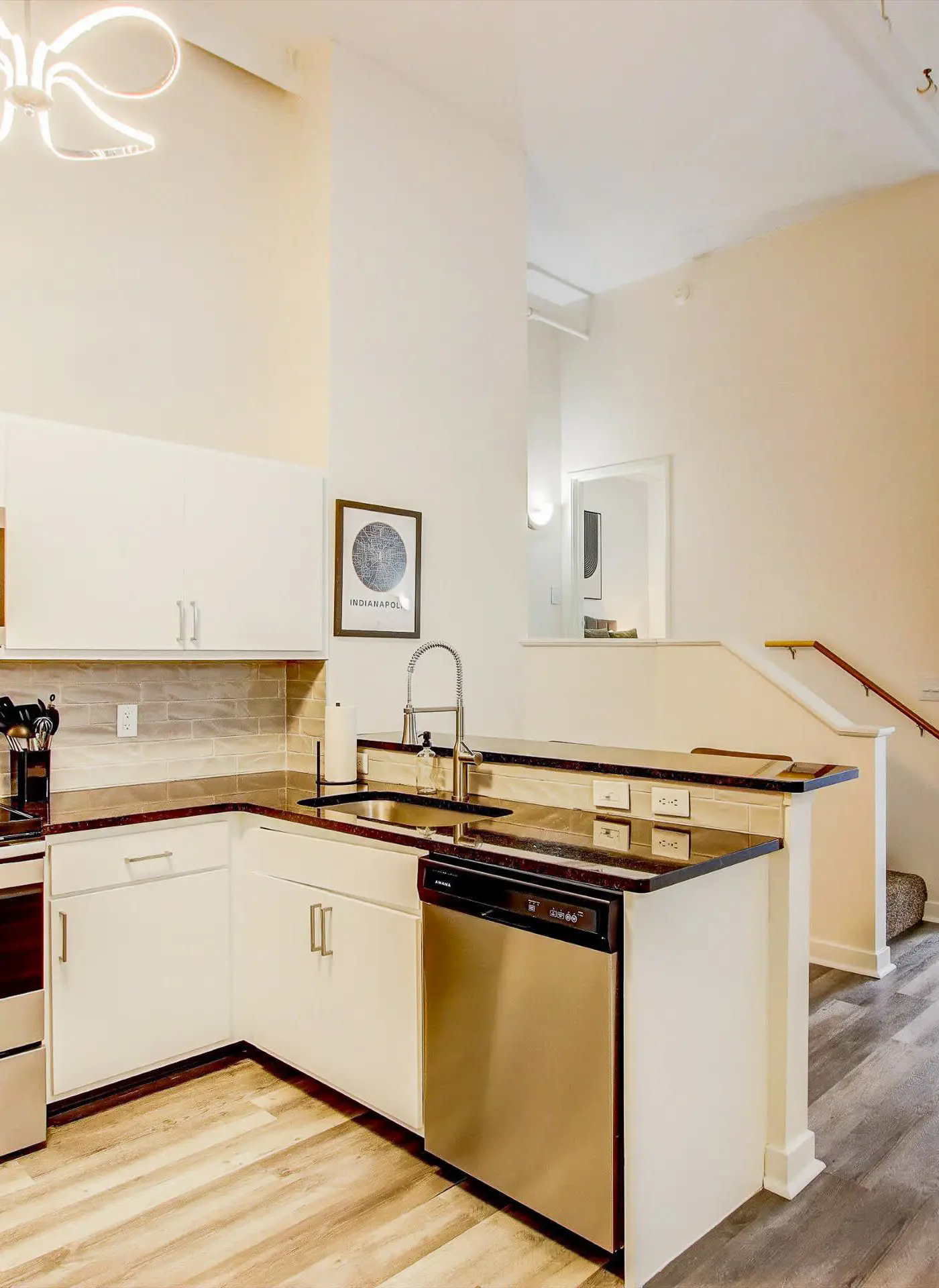 TWO CozySuites 4BR Queen Apt with Skybridge Access