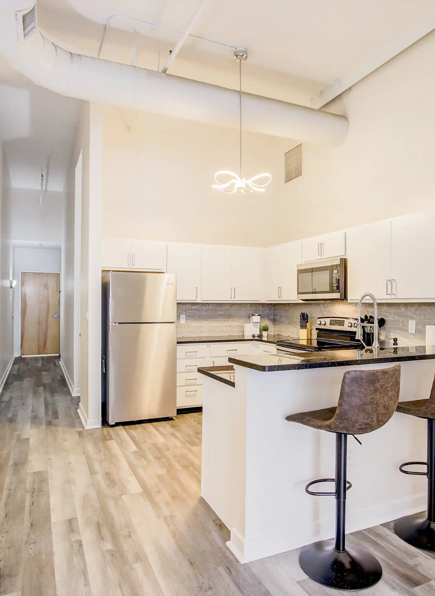 TWO CozySuites 4BR Queen Apt with Skybridge Access