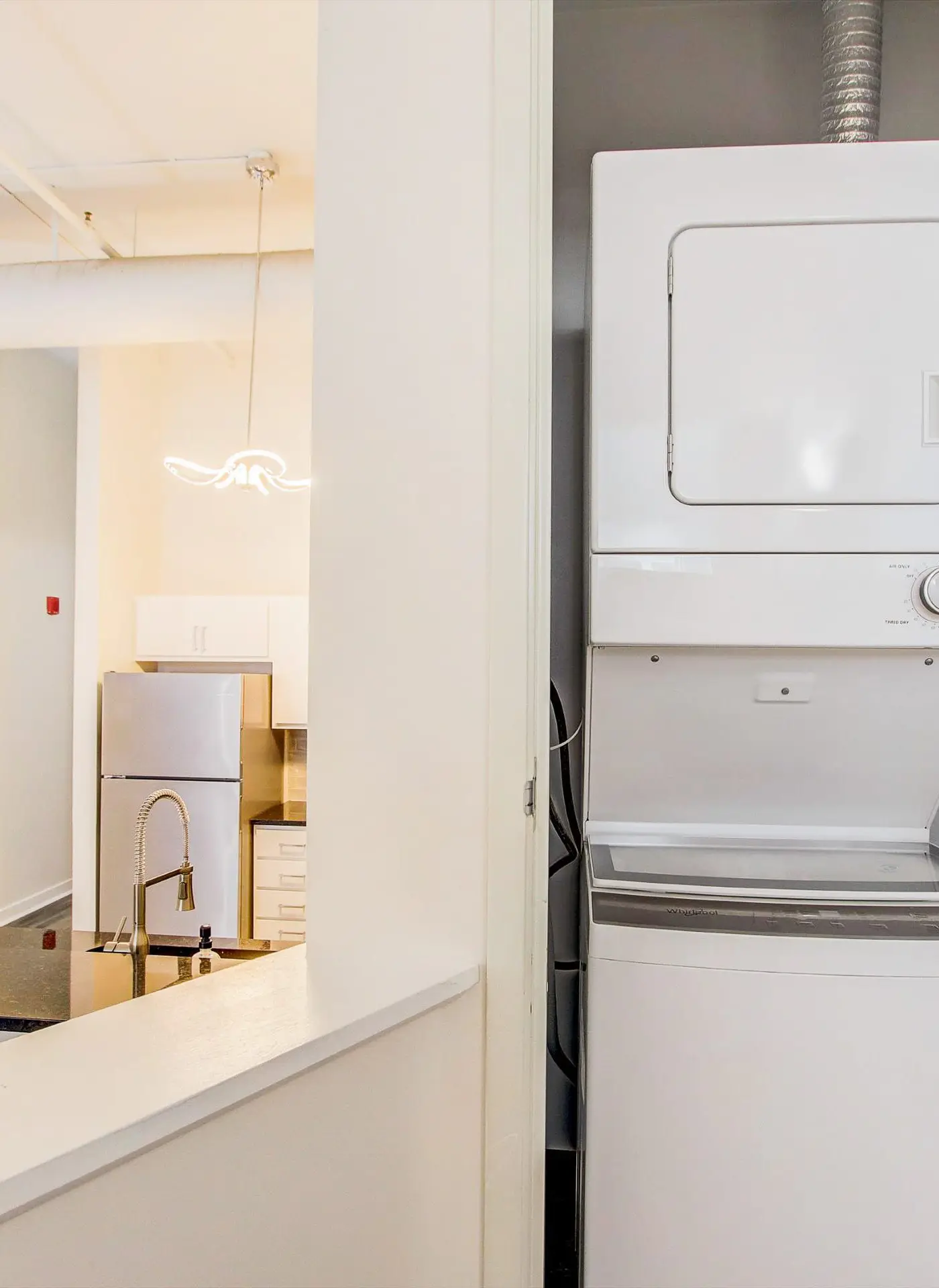 TWO CozySuites 4BR Queen Apt with Skybridge Access