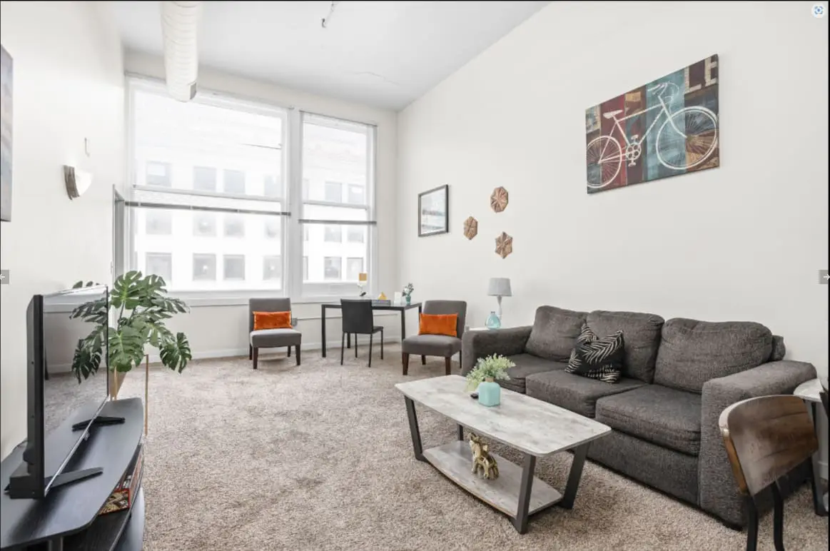 TWO CozySuites 4BR Queen Apt with Skybridge Access