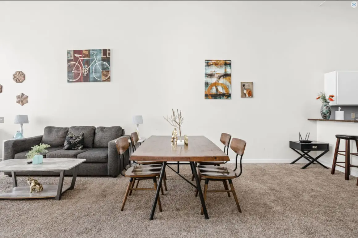 TWO CozySuites 4BR Queen Apt with Skybridge Access