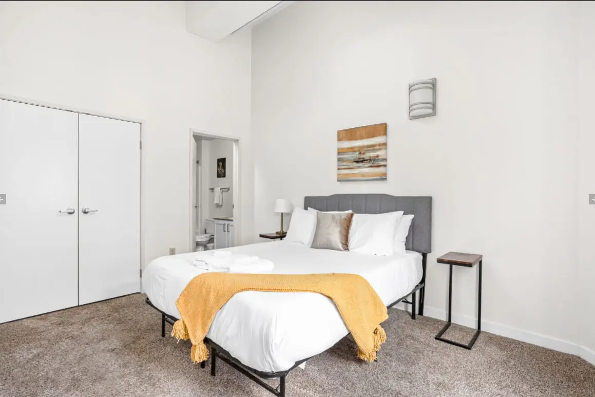 TWO CozySuites 4BR Queen Apt with Skybridge Access