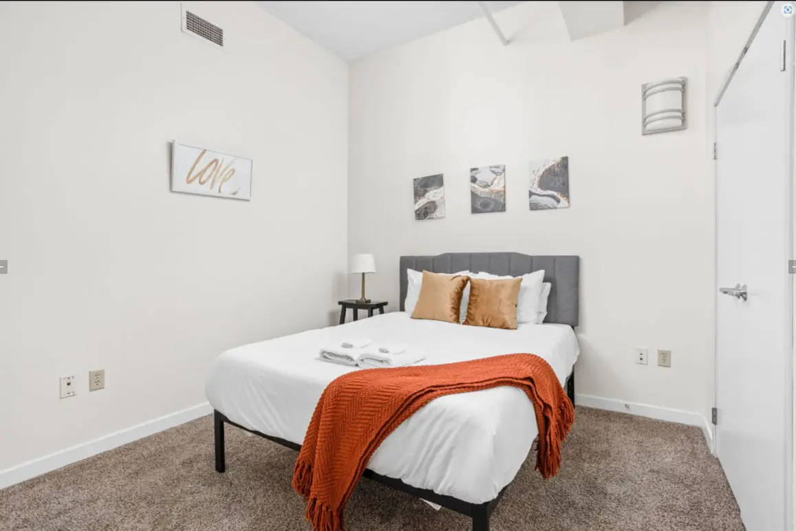 TWO CozySuites 4BR Queen Apt with Skybridge Access