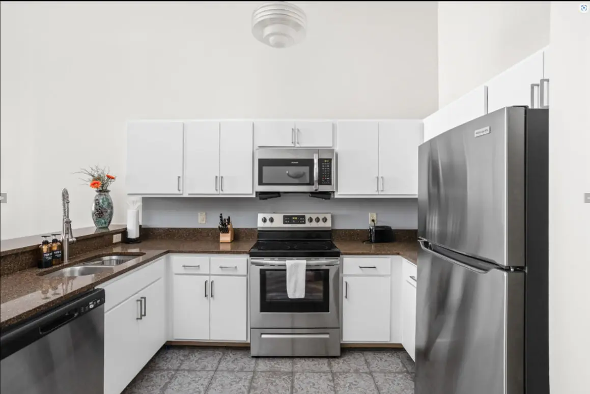 TWO CozySuites 4BR Queen Apt with Skybridge Access