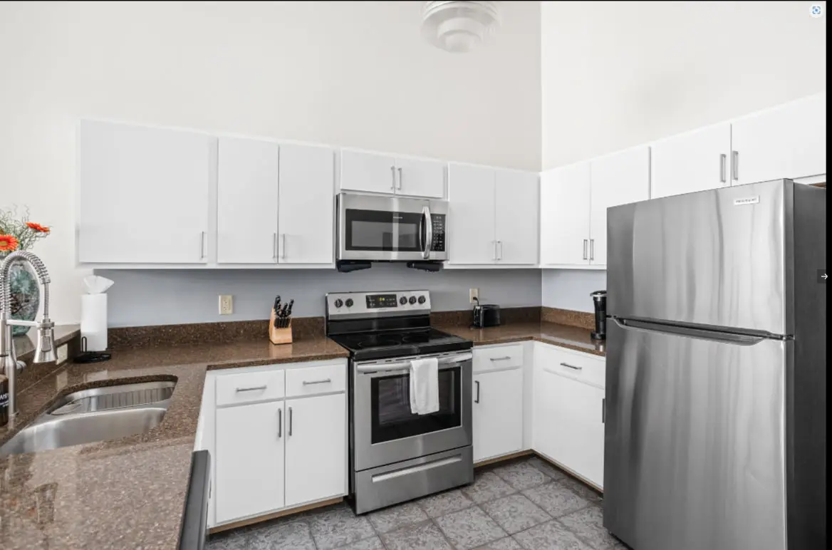 TWO CozySuites 4BR Queen Apt with Skybridge Access