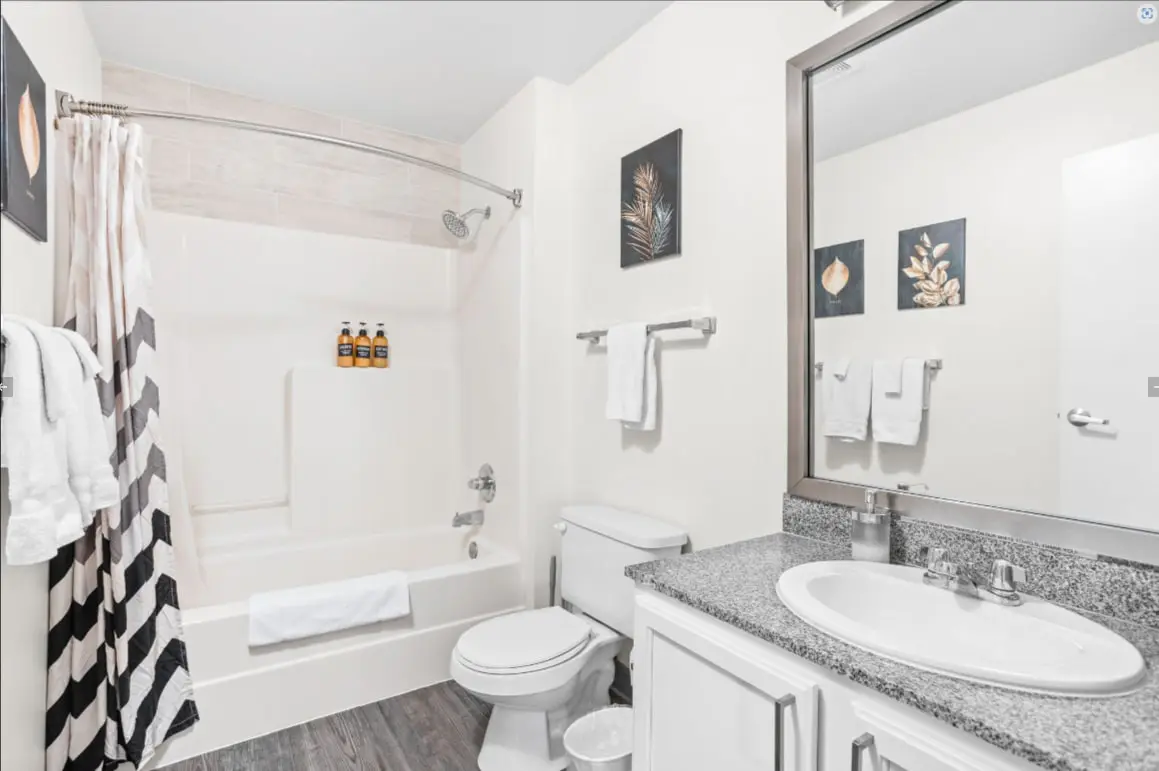 TWO CozySuites 4BR Queen Apt with Skybridge Access
