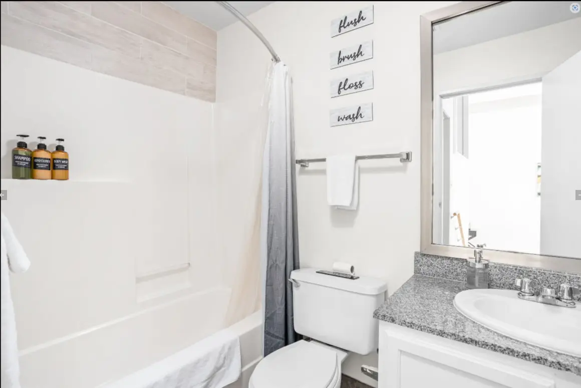 TWO CozySuites 4BR Queen Apt with Skybridge Access