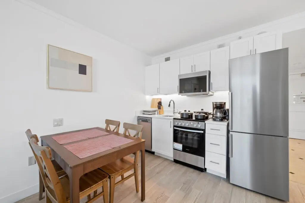Sleep SIX Cozysuites, 1BR 2BA on the Boardwalk
