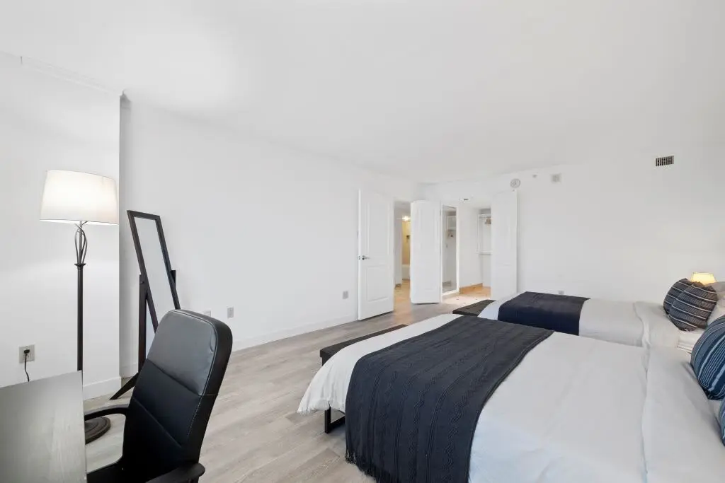 Modern 2BR 3BA | CozySuites at Showboat