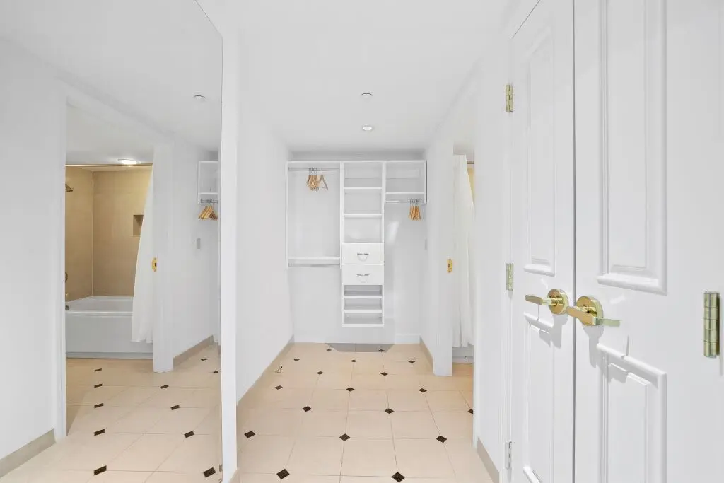 Modern 2BR 3BA | CozySuites at Showboat