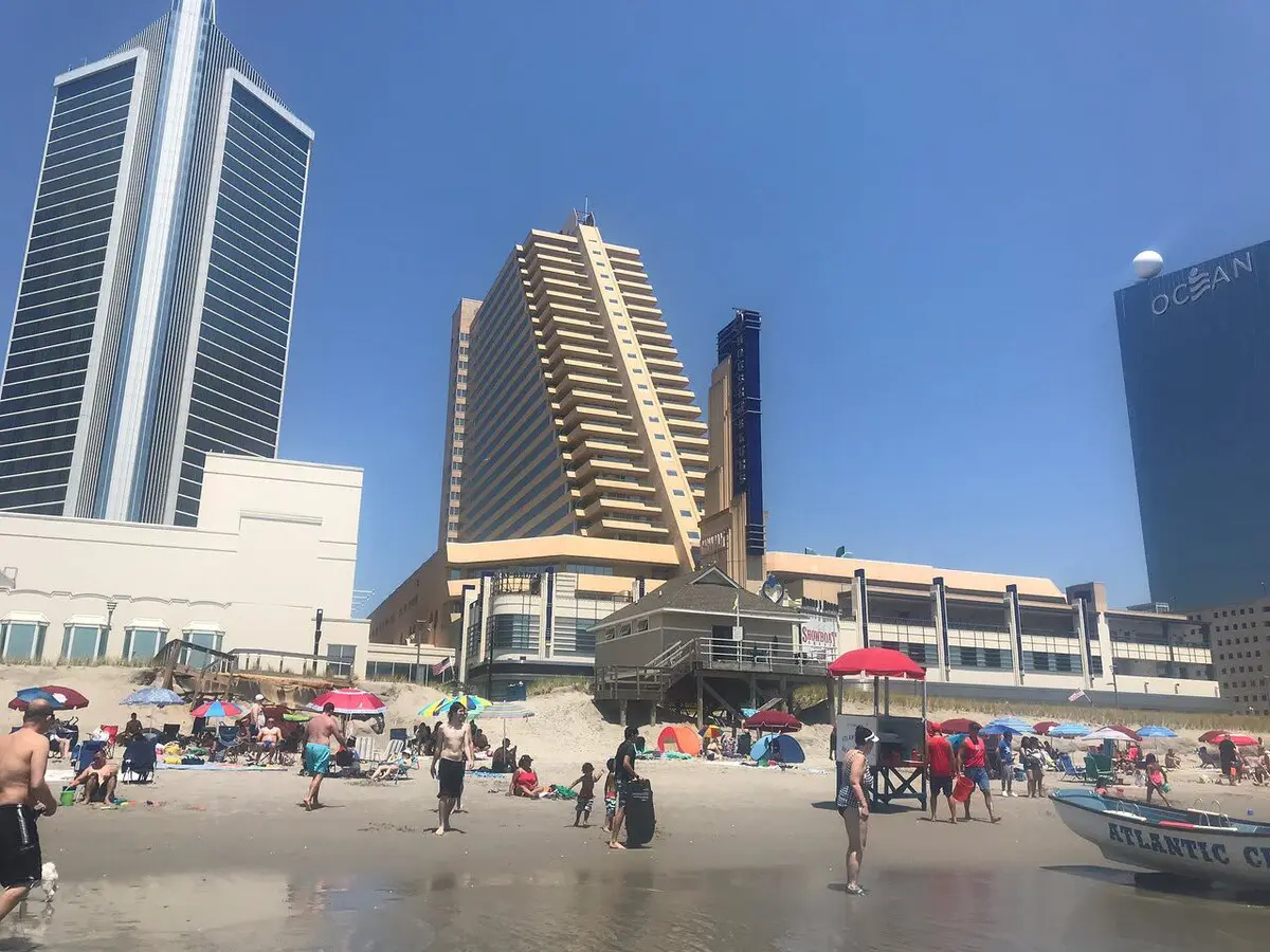 Modern 2BR 3BA | CozySuites at Showboat