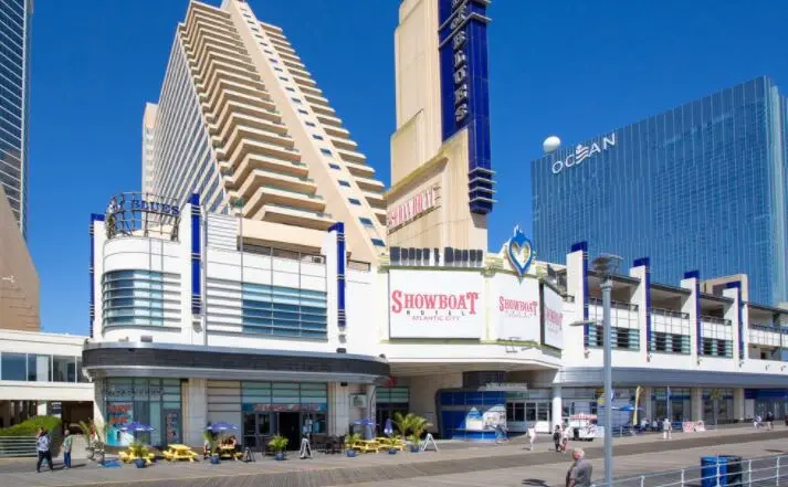Modern 2BR 3BA | CozySuites at Showboat