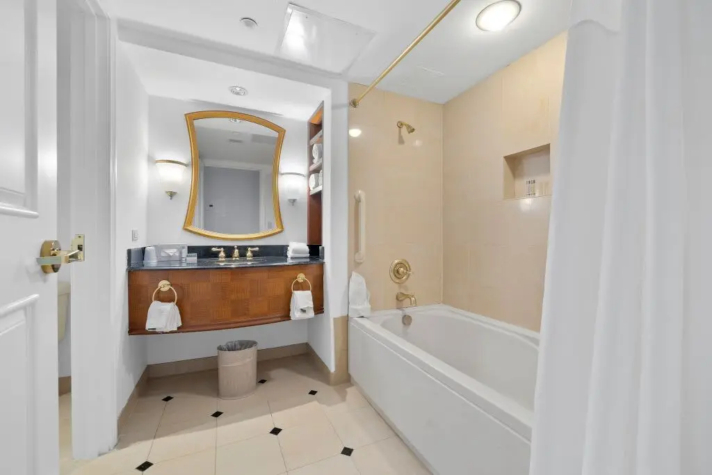 Modern 2BR 3BA | CozySuites at Showboat