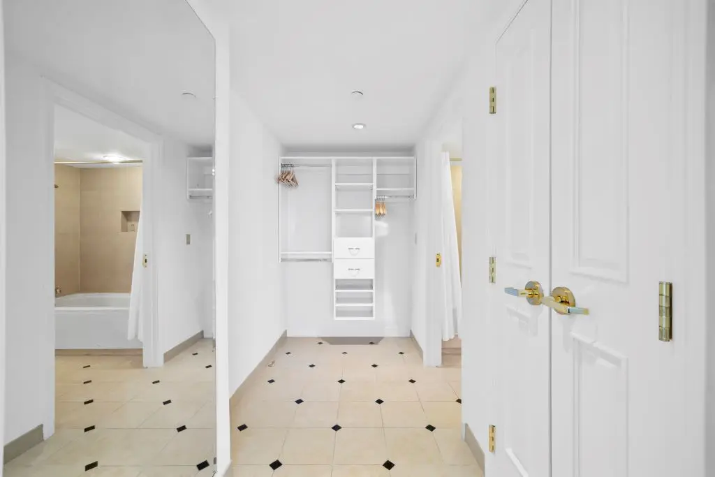 Modern 2BR 3BA | CozySuites at Showboat