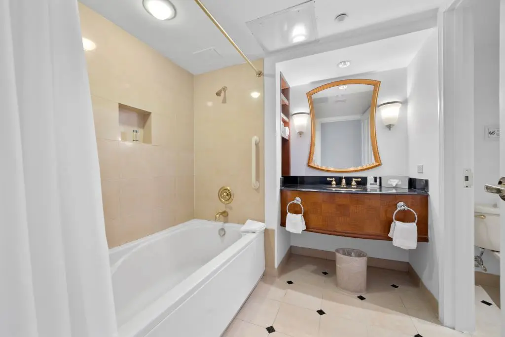 Modern 2BR 3BA | CozySuites at Showboat