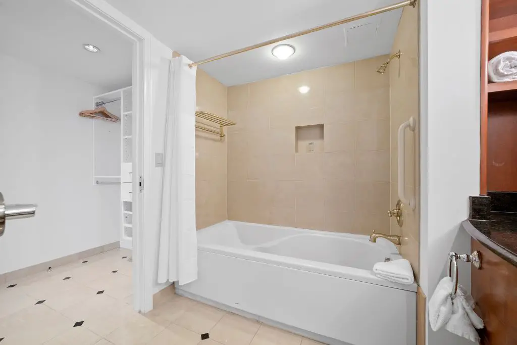 Modern 2BR 3BA | CozySuites at Showboat