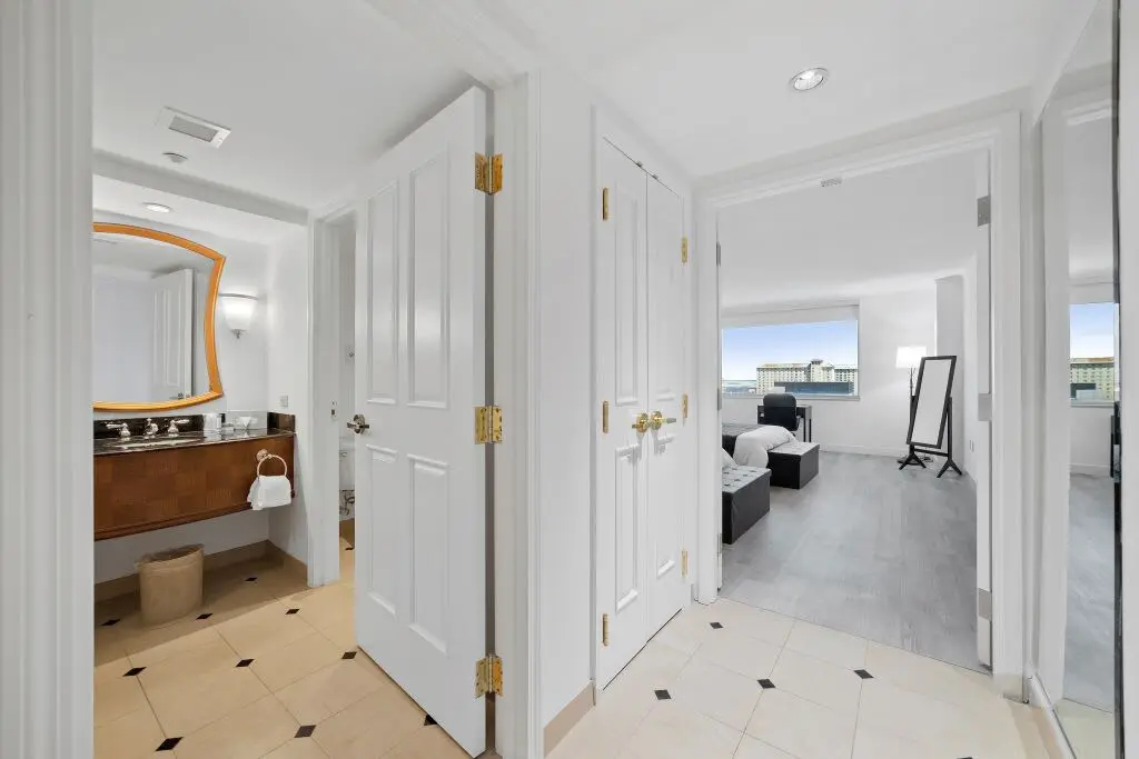 Modern 2BR 3BA | CozySuites at Showboat