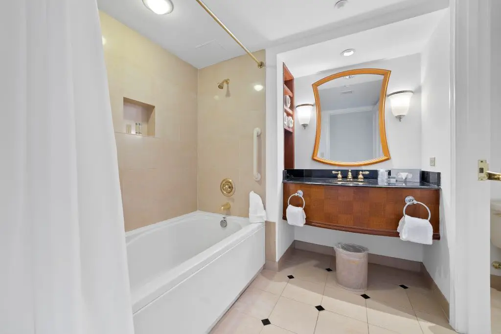 Modern 2BR 3BA | CozySuites at Showboat
