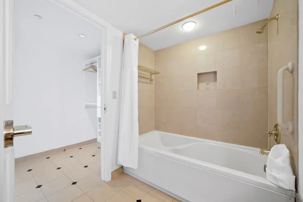 Modern 2BR 3BA | CozySuites at Showboat