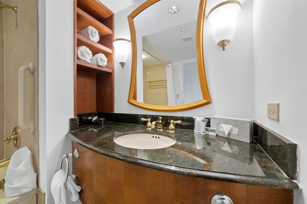 Modern 2BR 3BA | CozySuites at Showboat