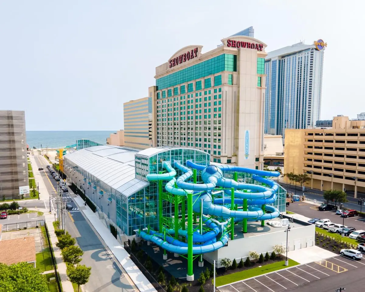 Modern 2BR 3BA | CozySuites at Showboat
