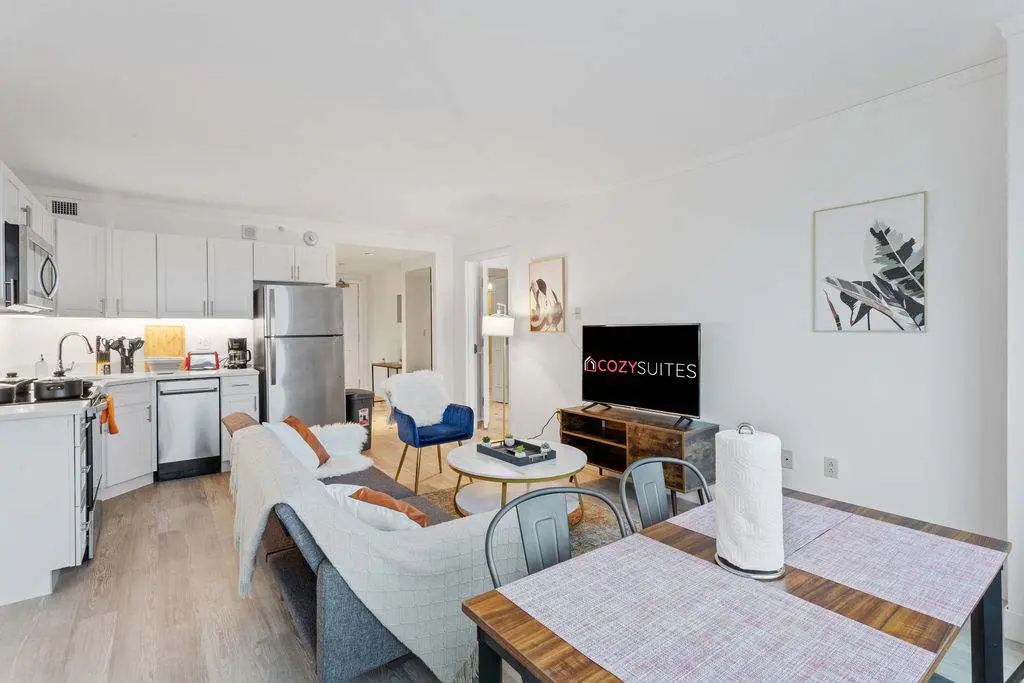 Modern 2BR 3BA | CozySuites at Showboat