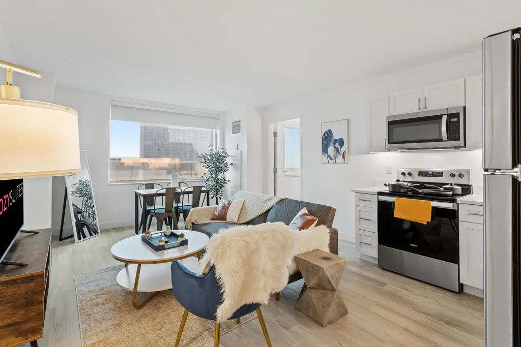 Modern 2BR 3BA | CozySuites at Showboat