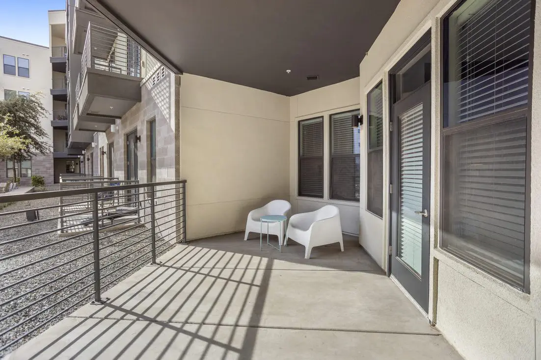 Modern 2BR CozySuites on Town Lake waterfront