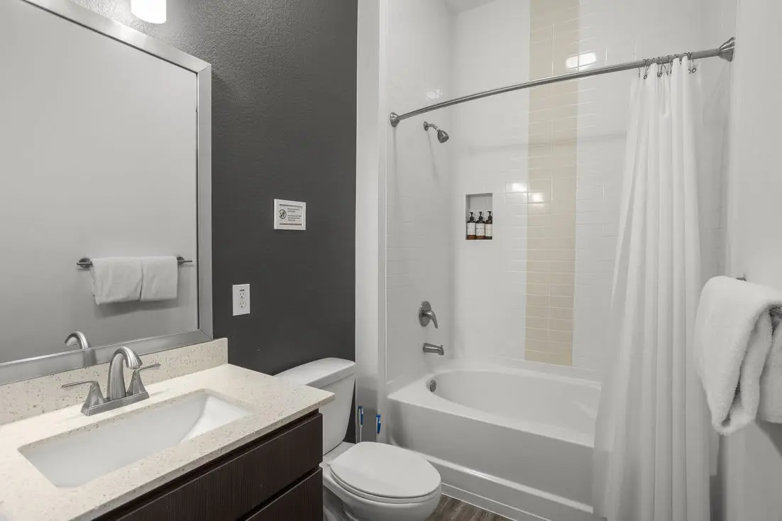Modern 2BR CozySuites on Town Lake waterfront