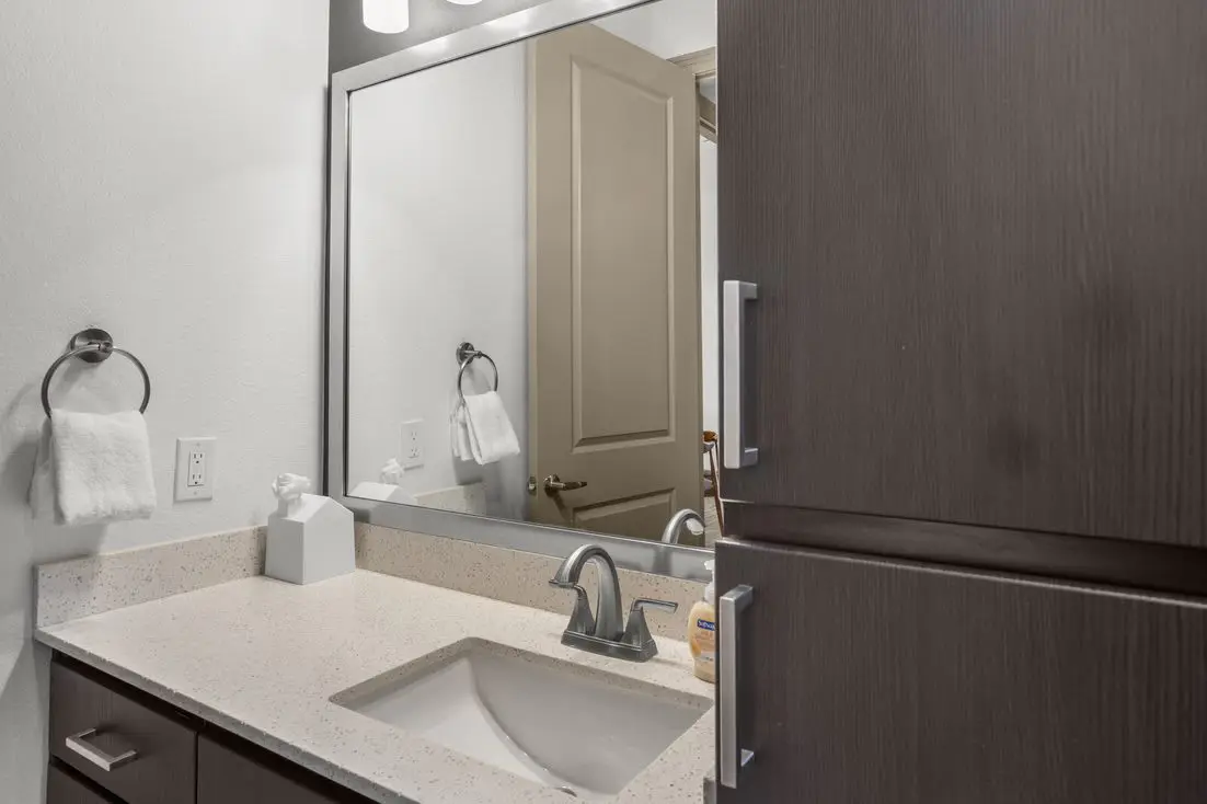Modern 2BR CozySuites on Town Lake waterfront