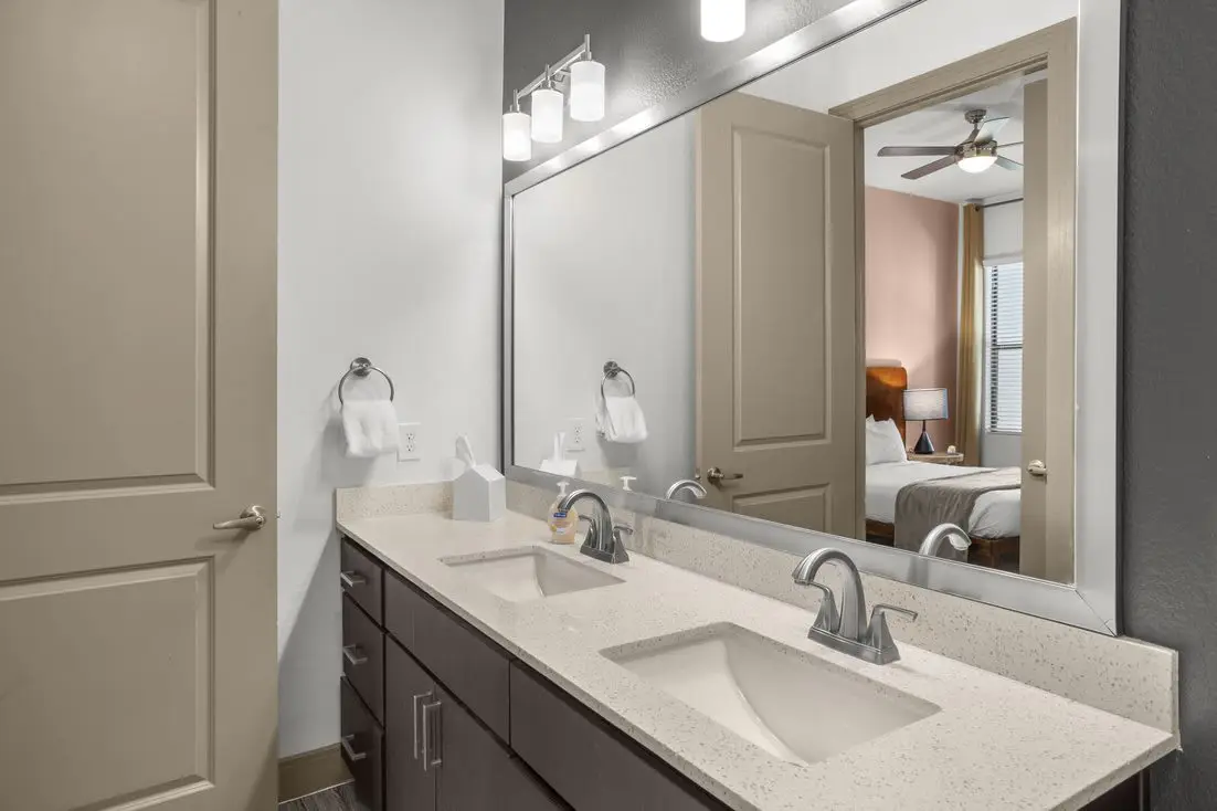 Modern 2BR CozySuites on Town Lake waterfront