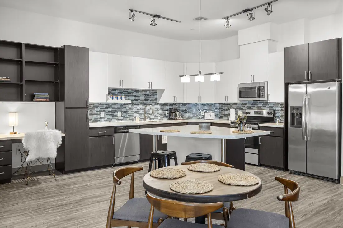 Modern 2BR CozySuites on Town Lake waterfront