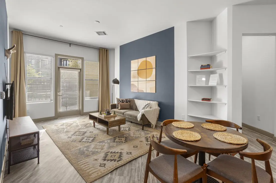 Modern 2BR CozySuites on Town Lake waterfront