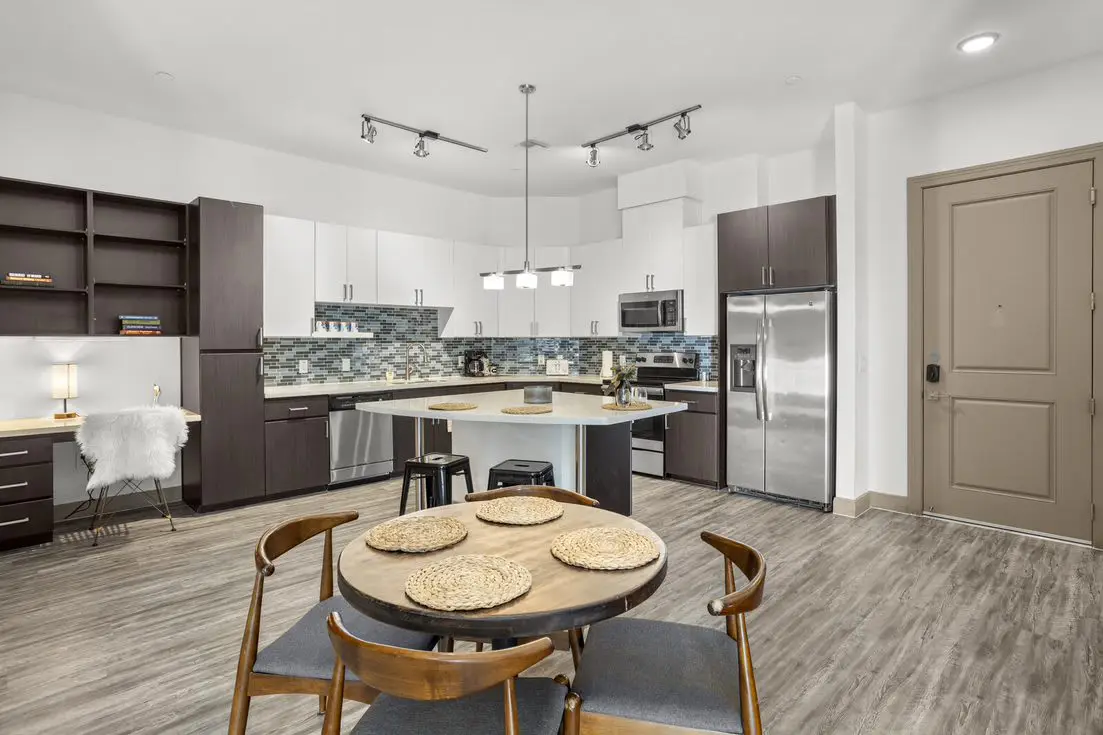 Modern 2BR CozySuites on Town Lake waterfront
