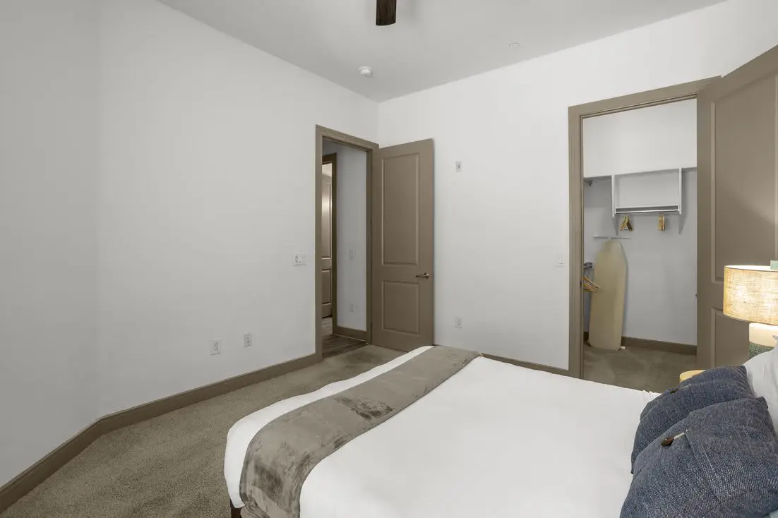 Modern 2BR CozySuites on Town Lake waterfront