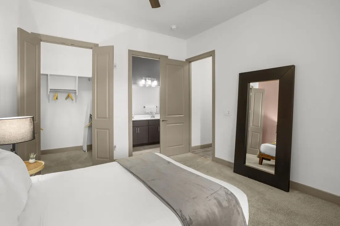 Modern 2BR CozySuites on Town Lake waterfront