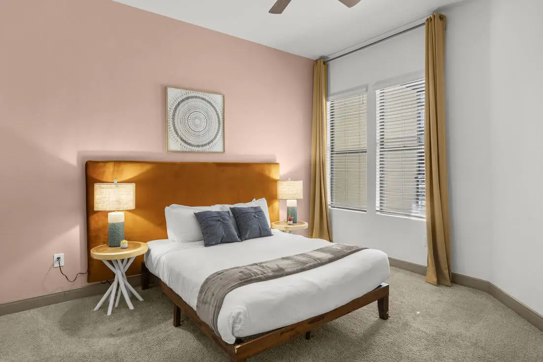 Modern 2BR CozySuites on Town Lake waterfront