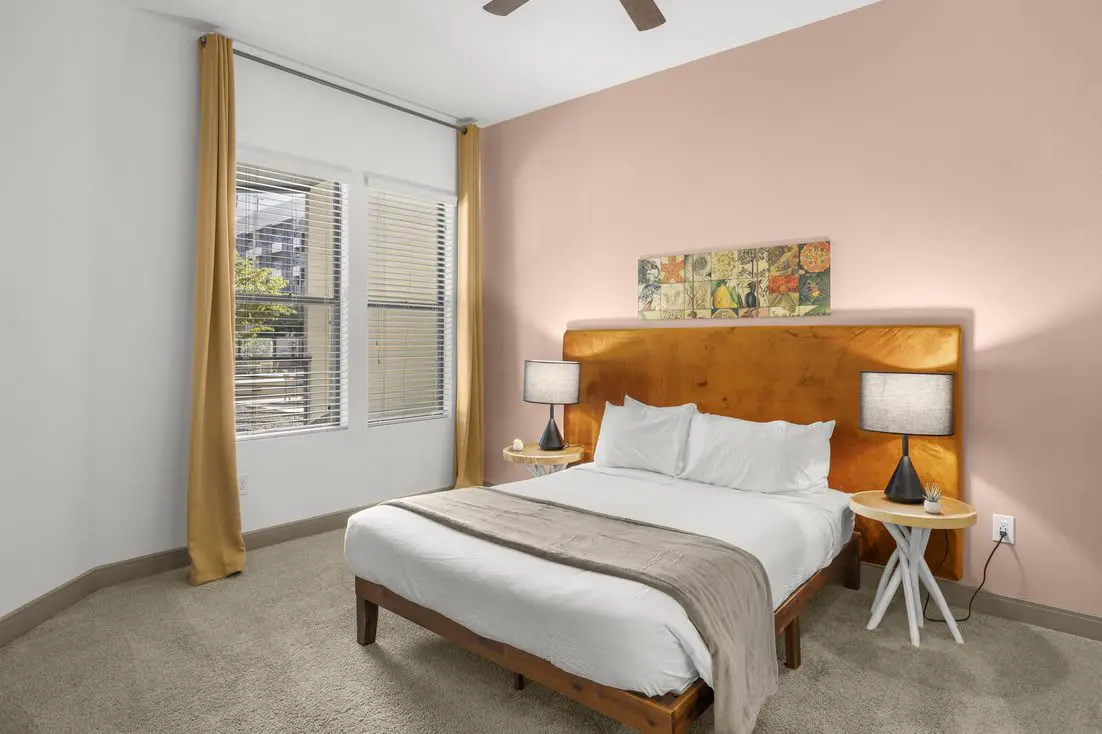 Modern 2BR CozySuites on Town Lake waterfront