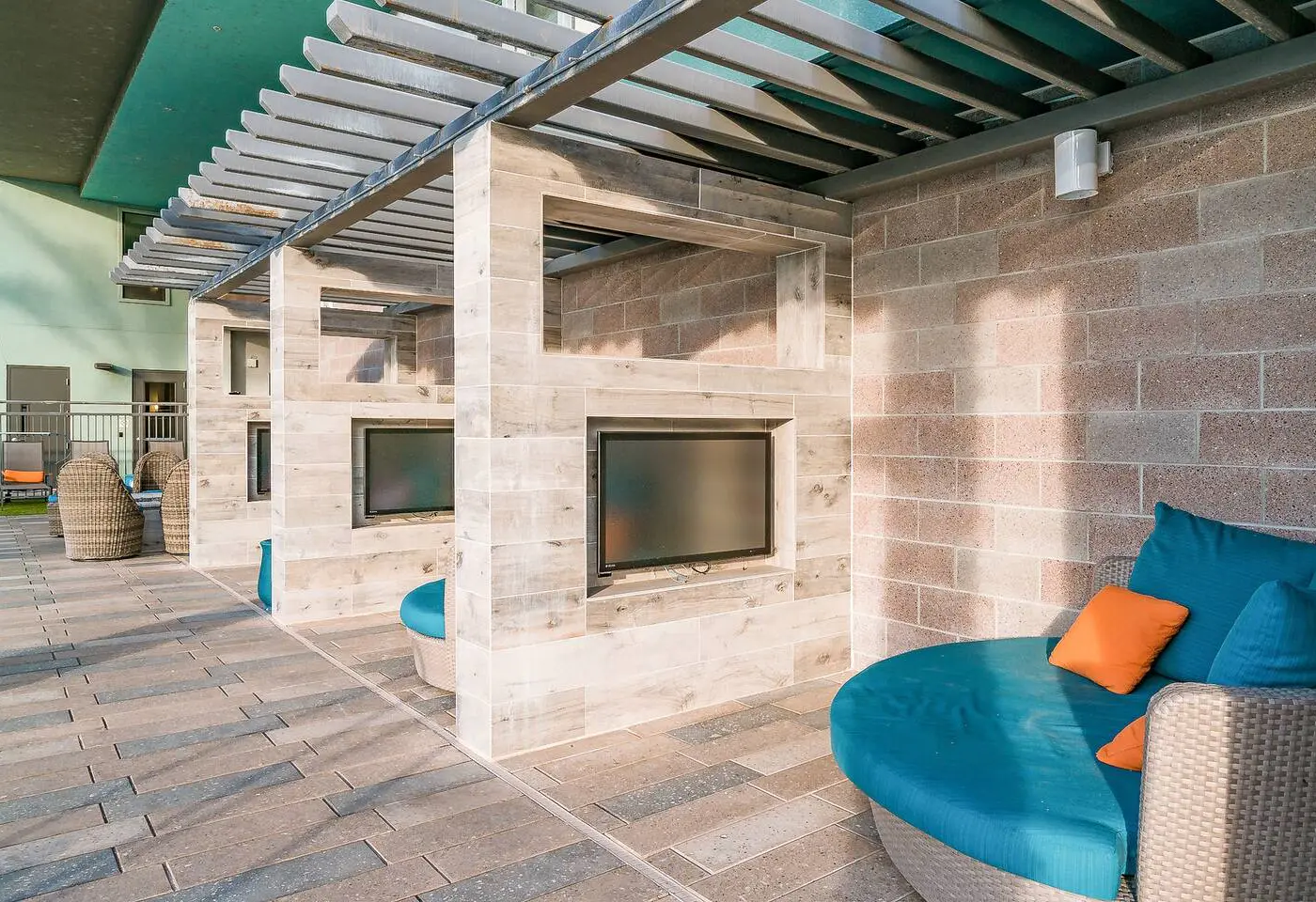 CozySuites Modern Town Lake