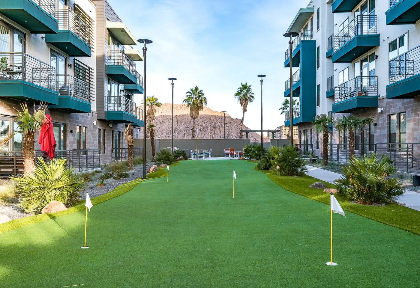 CozySuites Modern Town Lake