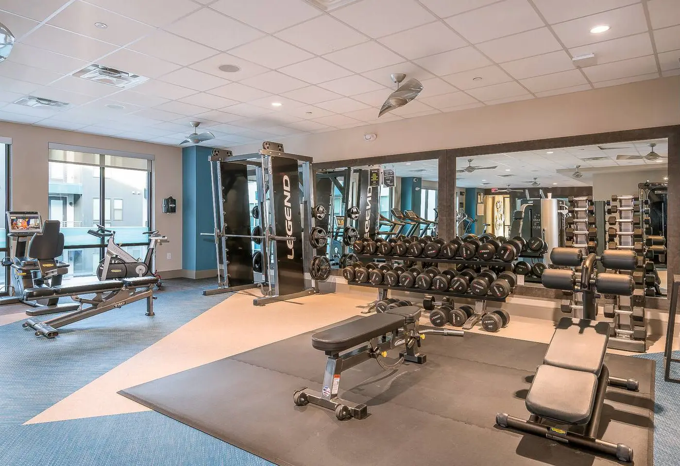 CozySuites Modern Town Lake