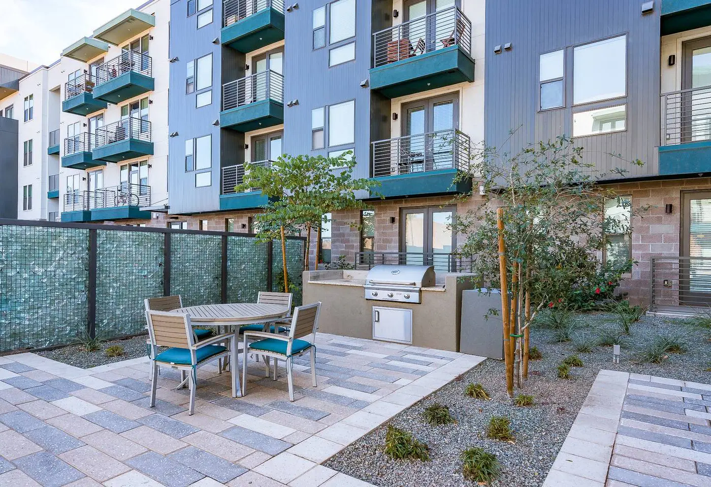 CozySuites Modern Town Lake