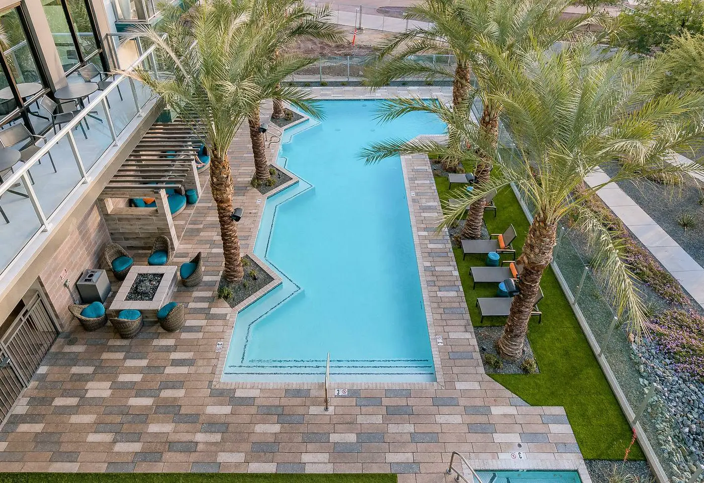 CozySuites Modern Town Lake