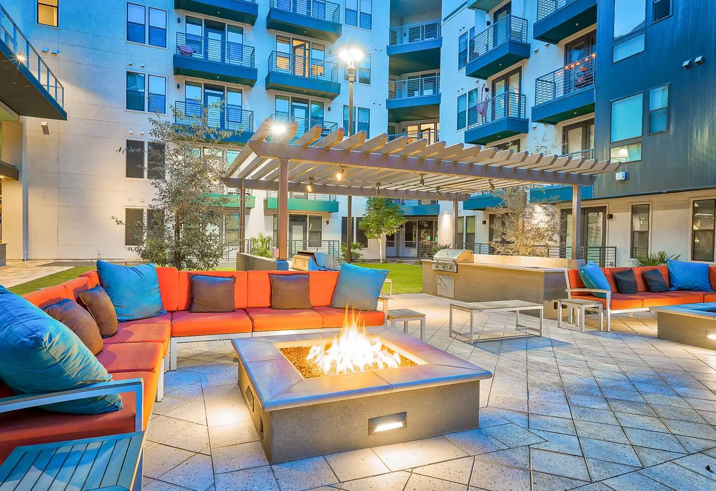 CozySuites Modern Town Lake