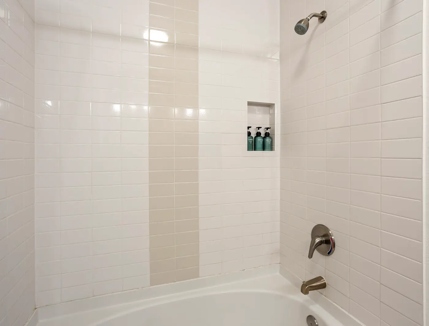 CozySuites Modern Town Lake