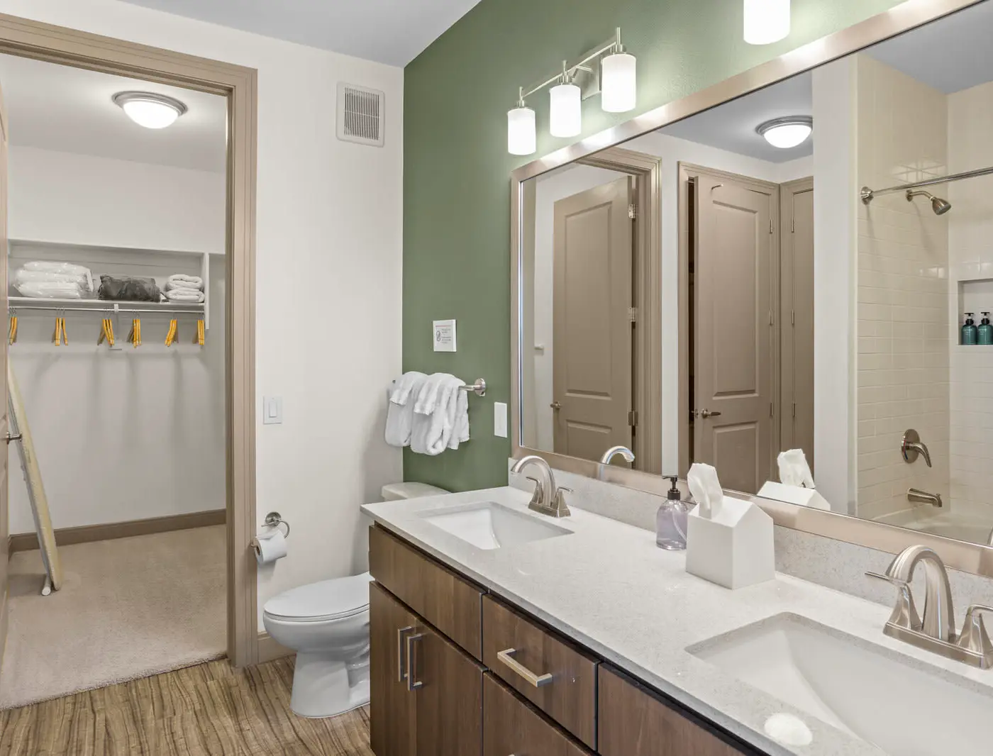 CozySuites Modern Town Lake