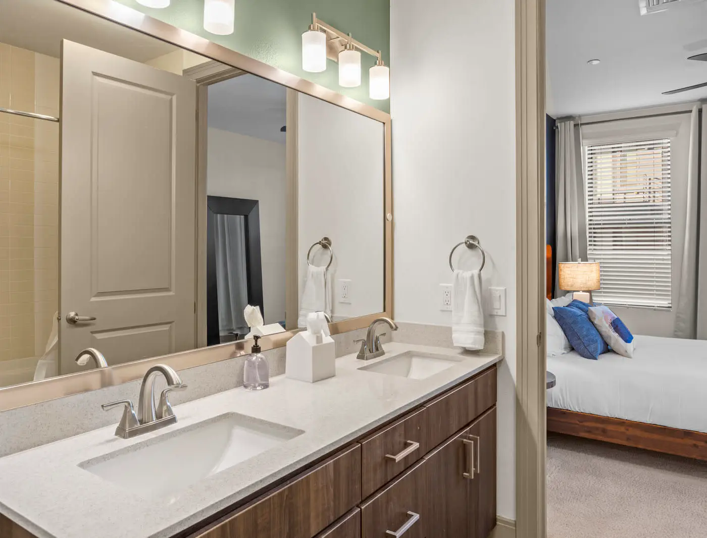 CozySuites Modern Town Lake