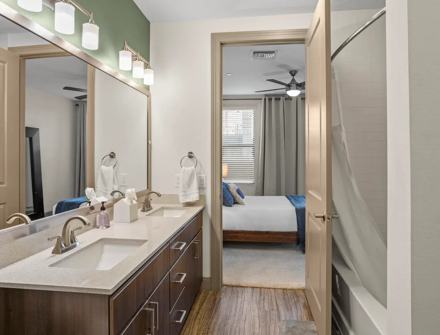 CozySuites Modern Town Lake