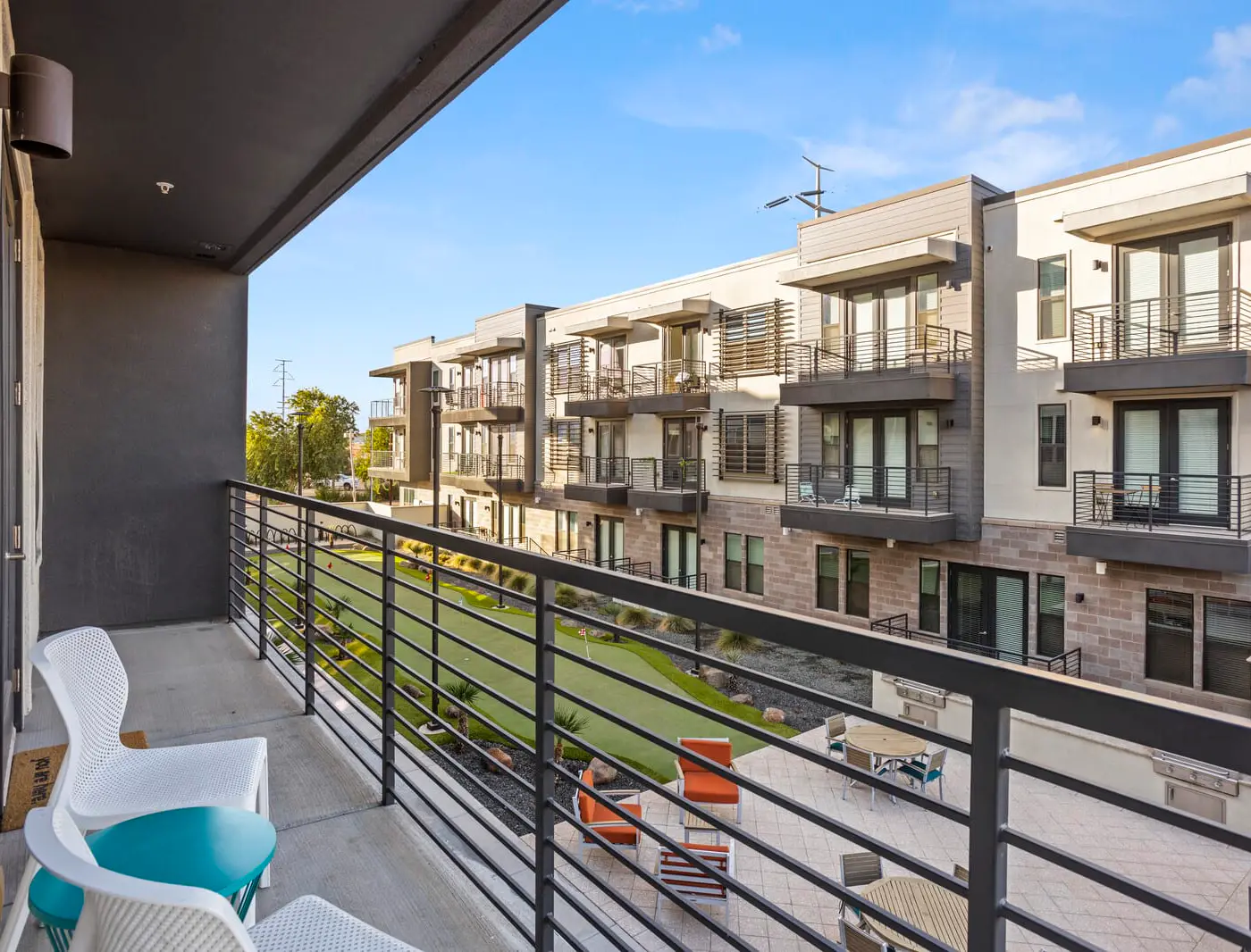 CozySuites Modern Town Lake