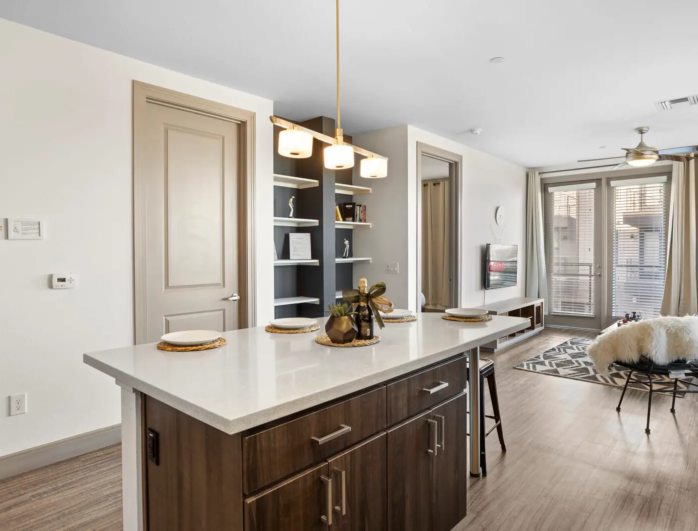 CozySuites Modern Town Lake